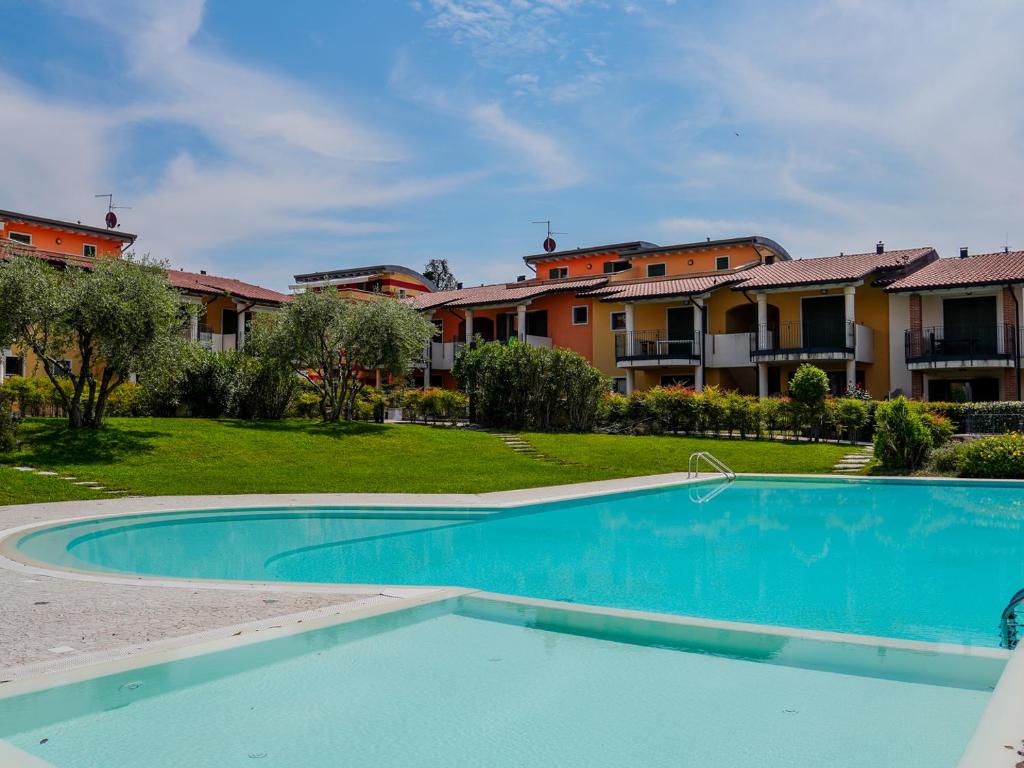 an empty swimming pool in front of some apartments at New Home Lazise in Lazise