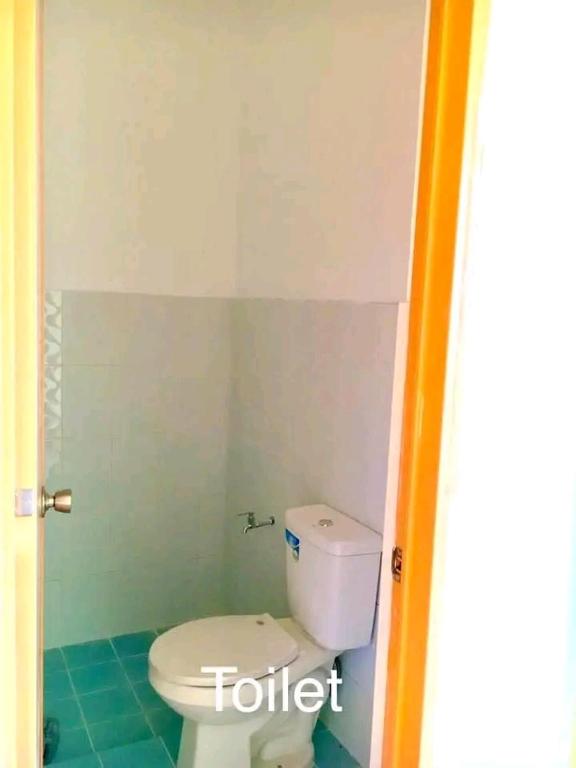 a small bathroom with a toilet in a room at Mendoza's Apartment in Tuy