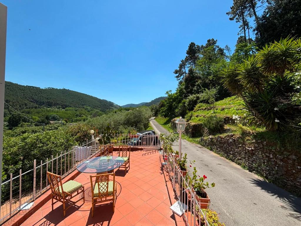 a balcony with a table and chairs on a hill at Le Balze in Capannori