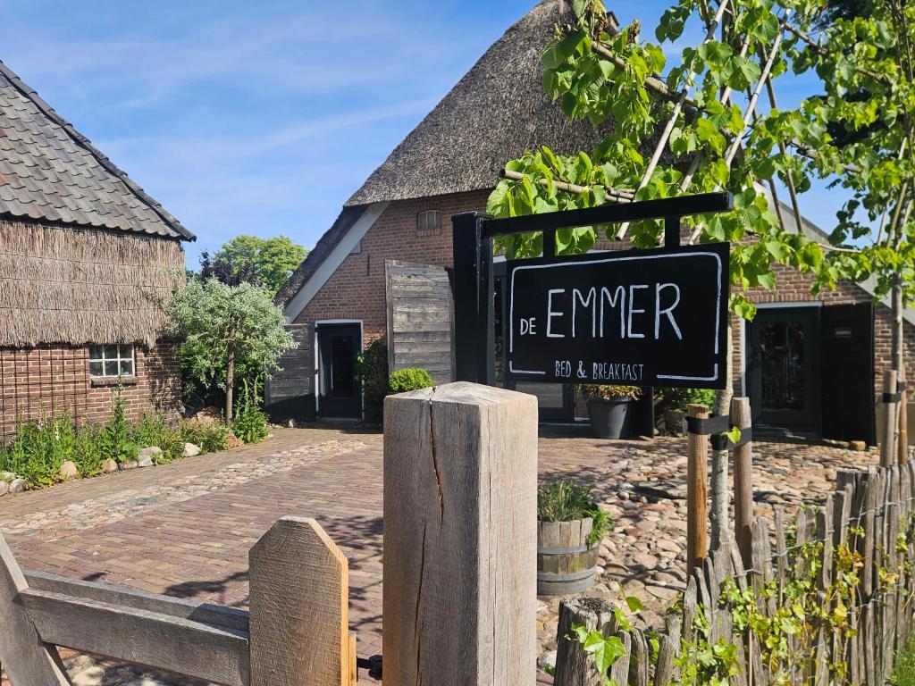 a sign for the entrance to a building at B&B De Emmer in Noord-Sleen