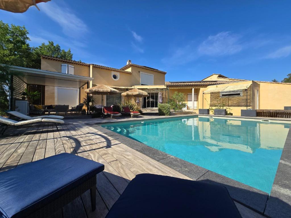 a swimming pool in a yard with a house at Superbe villa avec piscine in Bras
