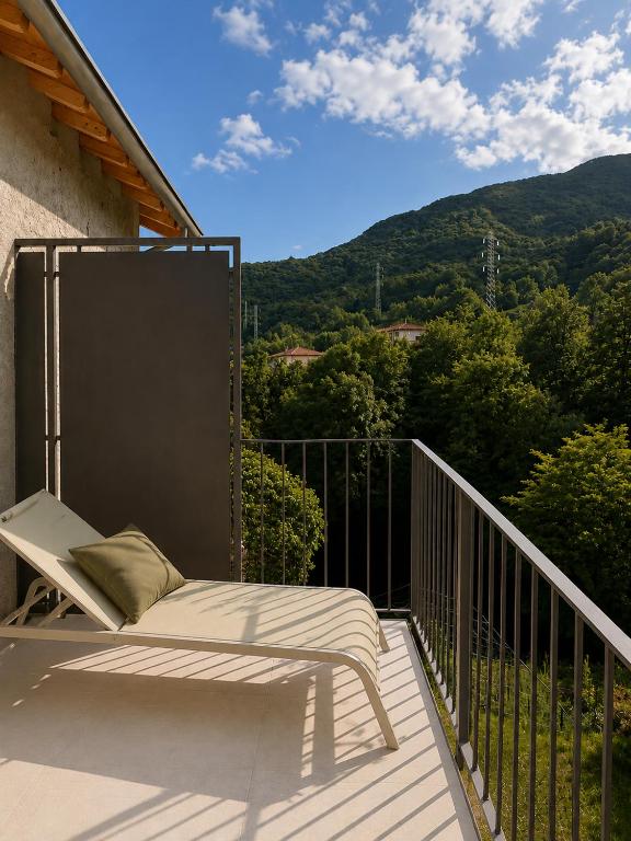 Eine weiße Bank auf einem Balkon mit Aussicht in der Unterkunft Ca' Bregagno in Cremia