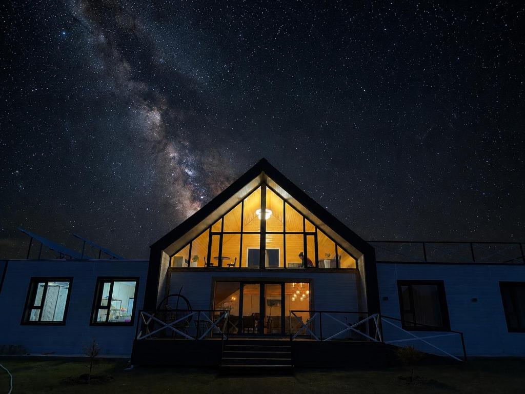 a house at night with the milky way at Healing stay hostel in Dzuunmod