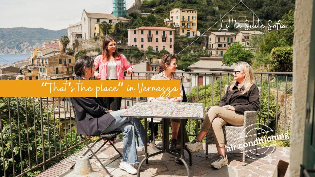 a group of women sitting at a table with a sign at Camere Giuliano basso in Vernazza