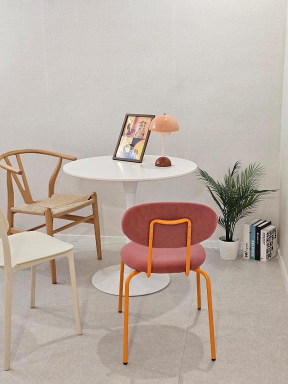 a table with a chair and a table with a laptop at 스테이149 in Hyomoktong-Ilgu