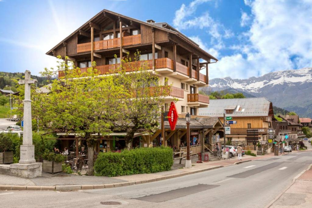 a building on the side of a street at Résidence Les Aiguilles de Warens - Combloux in Combloux