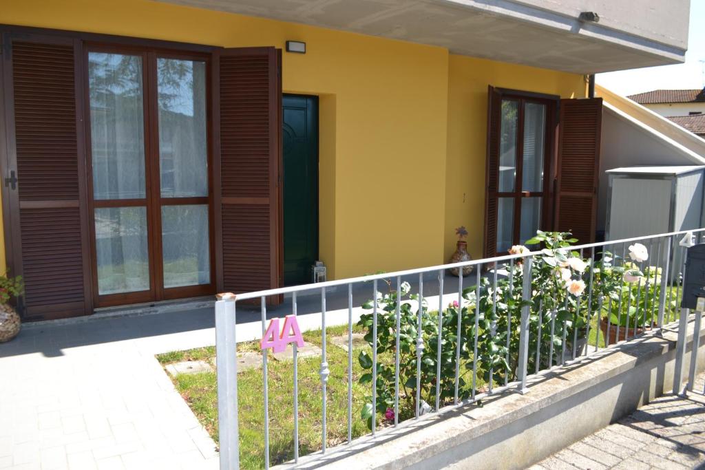 a fence in front of a house with flowers at La casa di Aurora in Montopoli in Val dʼArno