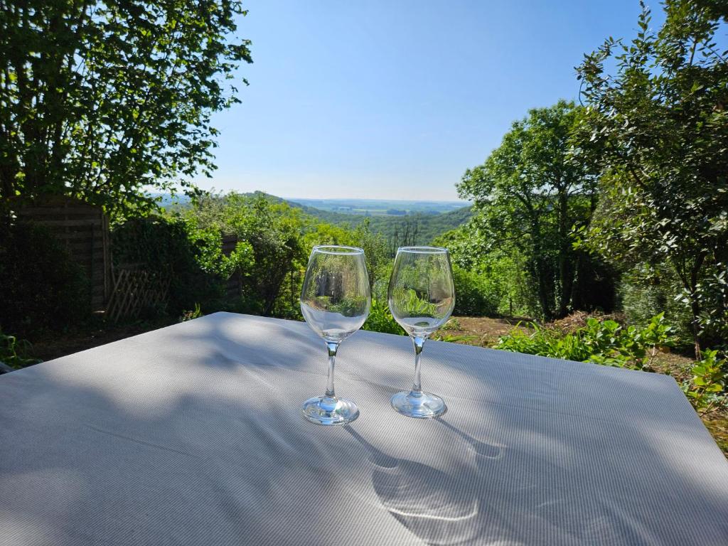 two wine glasses sitting on top of a table at La maison Argonnaise in beaulieu en argonne