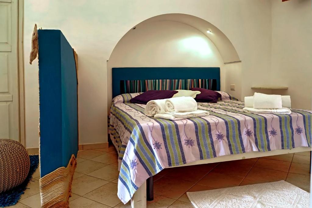 a bedroom with a bed in an arch way at Dammuso Terra e Mare in Kamma
