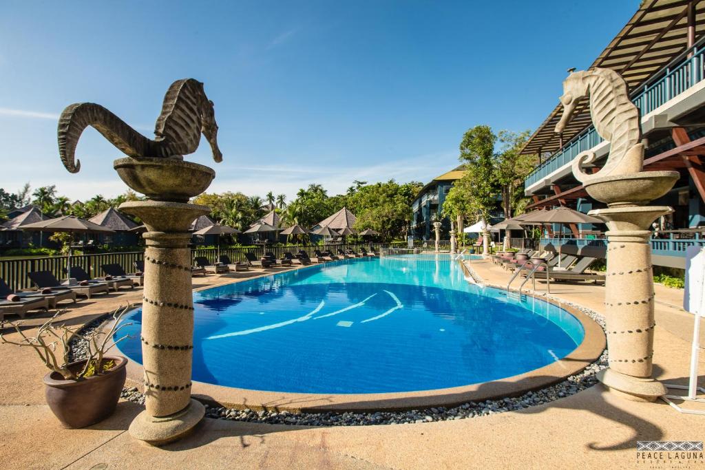 Bazén v ubytování Peace Laguna Resort & Spa - SHA Extra Plus nebo v jeho okolí