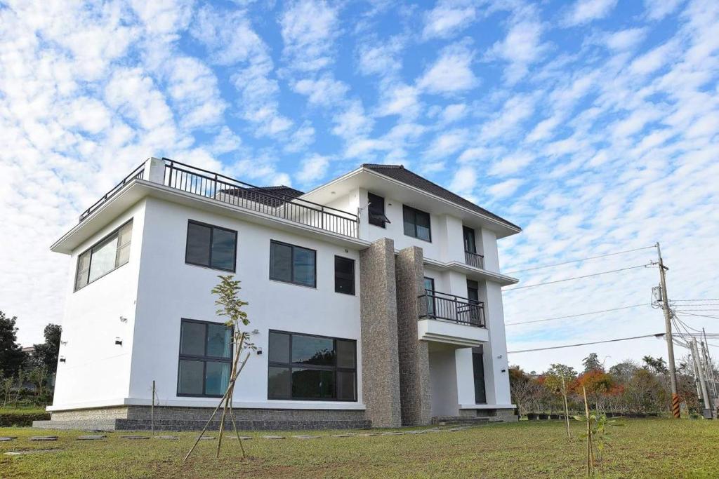 una gran casa blanca con un cielo en Yun Dan, en Lugu