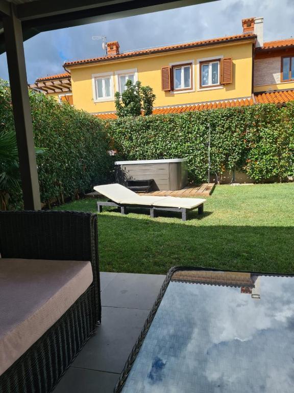 a backyard with a pool and a house at Apartman Orkic in Vodnjan