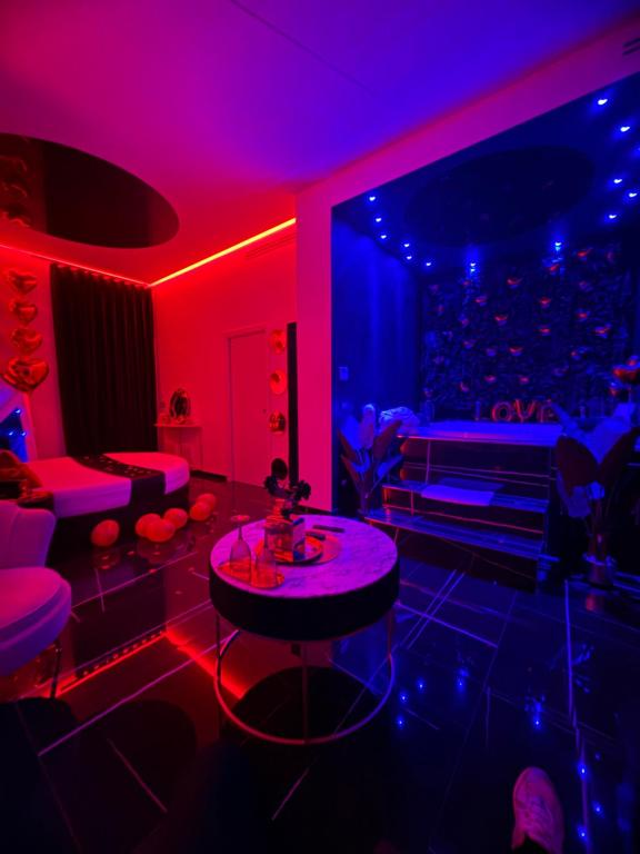 ein Wohnzimmer mit rosa und violetter Beleuchtung in der Unterkunft 50m2 Suite in Capurso