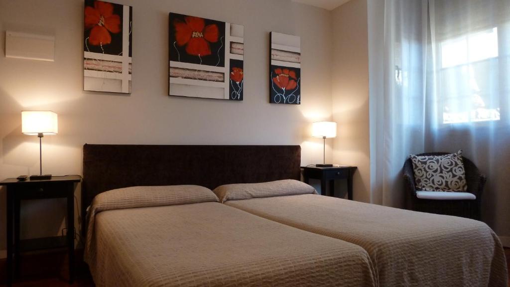 Postel nebo postele na pokoji v ubytování Hotel Itxas Gain Getaria