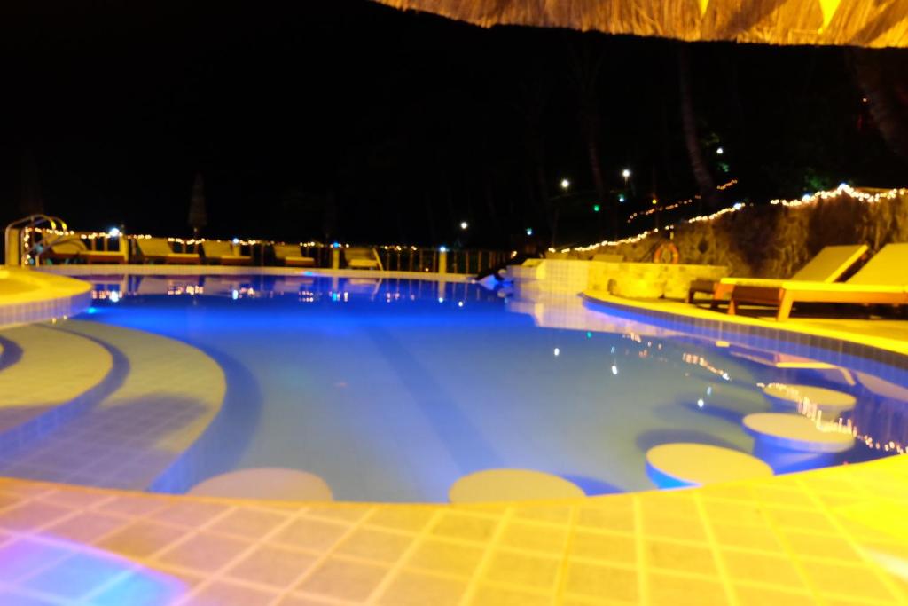 Bazén v ubytování Al Hamra Jungle Resort nebo v jeho okolí