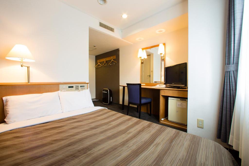 Postel nebo postele na pokoji v ubytování Ark Hotel Osaka Shinsaibashi -ROUTE INN HOTELS-