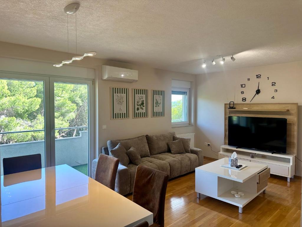 a living room with a couch and a table at Apartman Mara in Solin