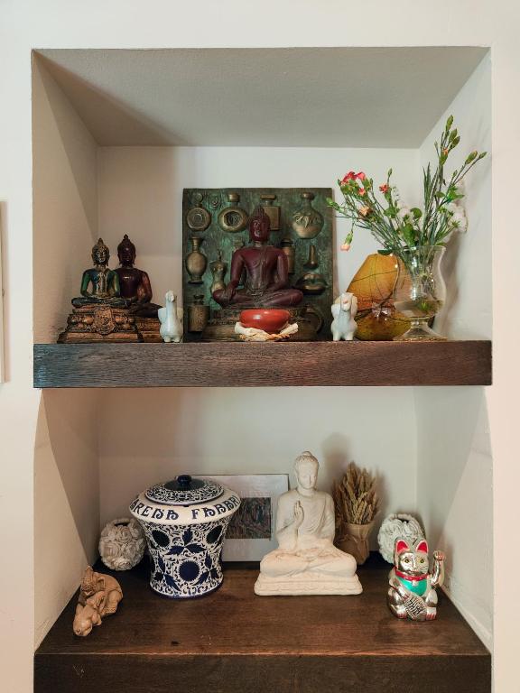 a shelf with vases and other items on it at Hôtel O Mamma Mia in Lourmarin