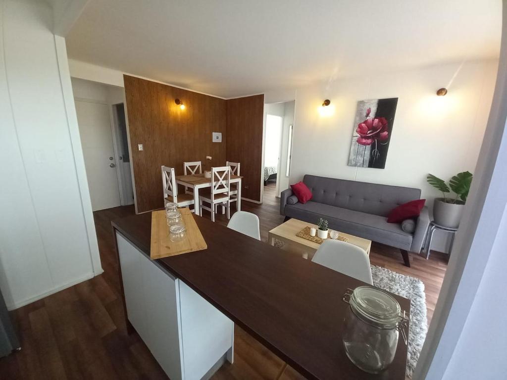 a kitchen and living room with a couch and a table at Villarrica Céntrico in Villarrica