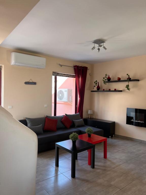 a living room with a couch and a table at La Casa Del Cuore in Kiveri
