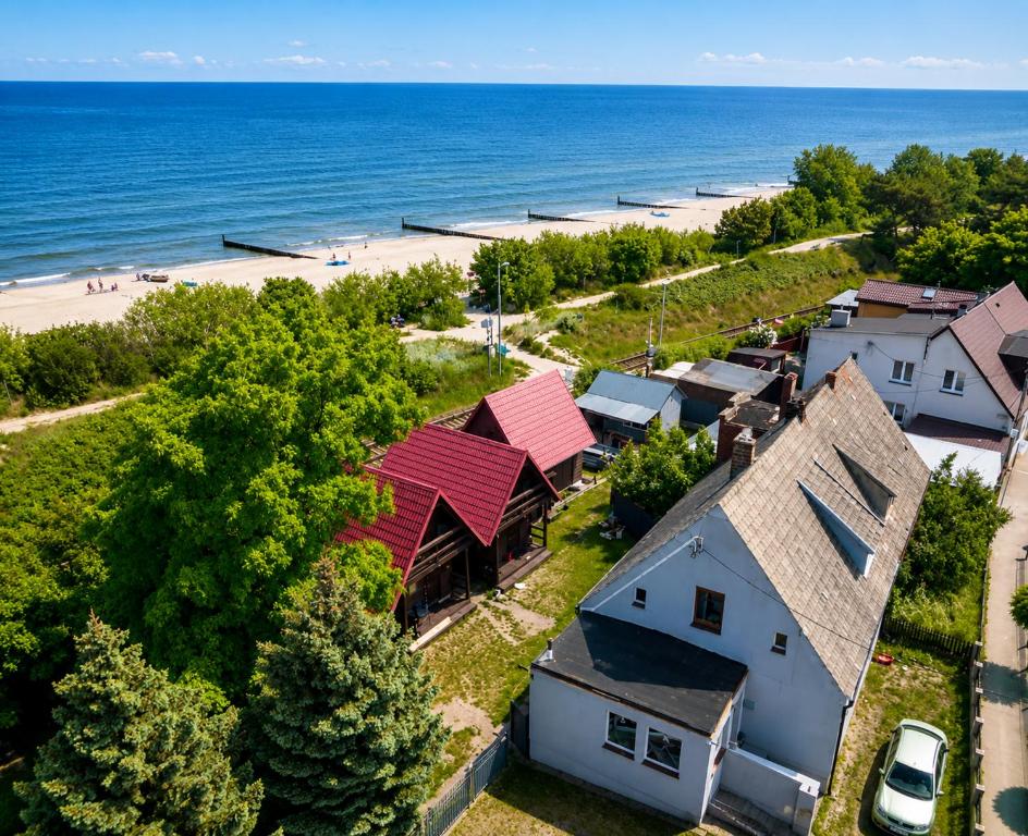 an aerial view of a beach with houses and the ocean at u HELanki - Domki letniskowe przy samej plaży - Kuźnica in Kuźnica