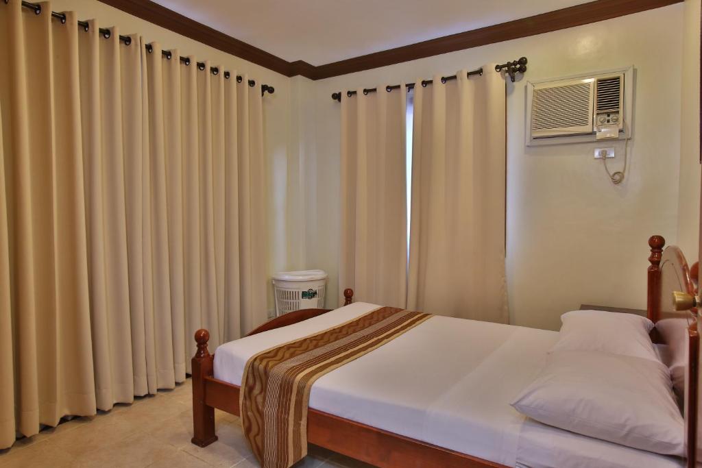 Crown Regency Suites Mactan - Three-Bedroom Villa
