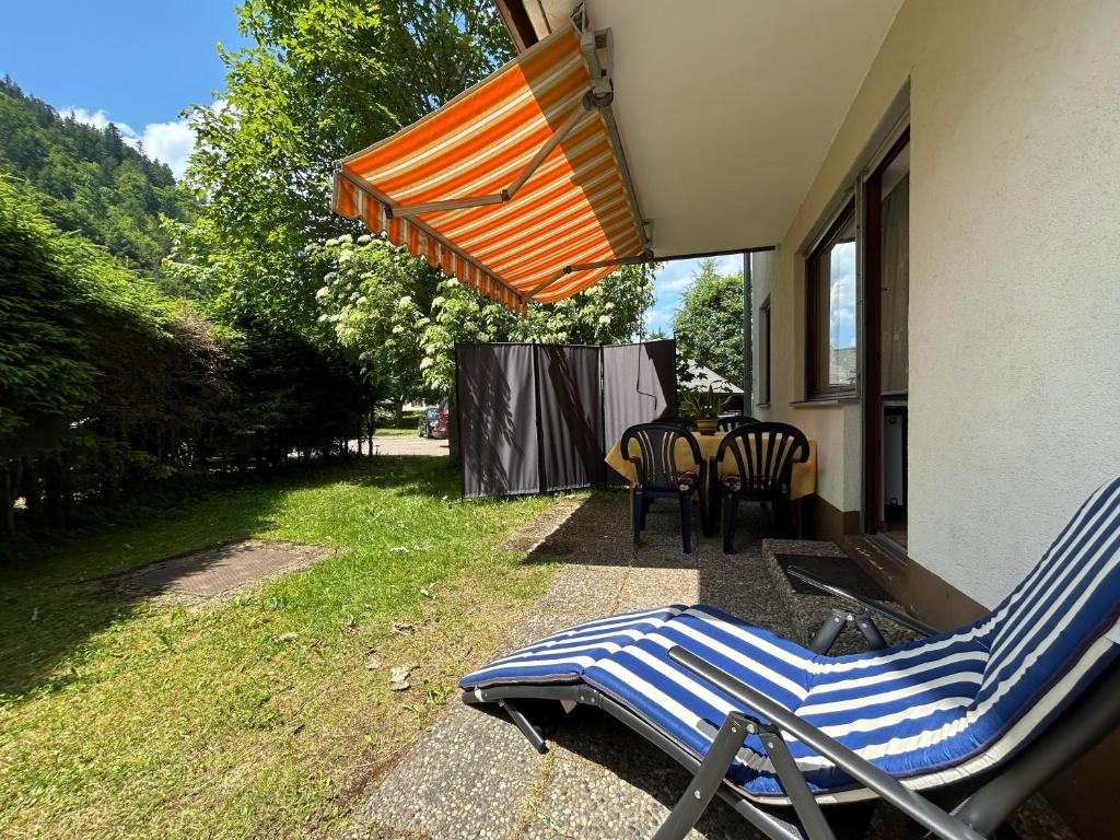 Großer Garten mit Grill,-Spiel und Sitzmöglichkeiten-umgeben von schöner Natur-Ferienhaus Albmatte - Apartment Mit 1 Schlafzimmer Und Terrasse