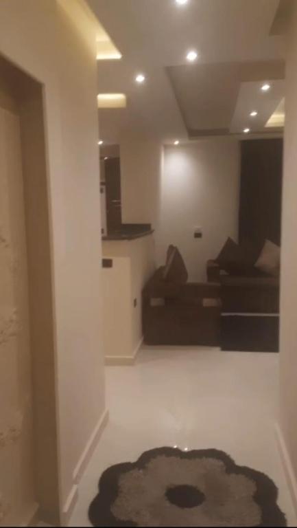 a living room with a couch and a table at جسر السويس نفرتاري in Obour