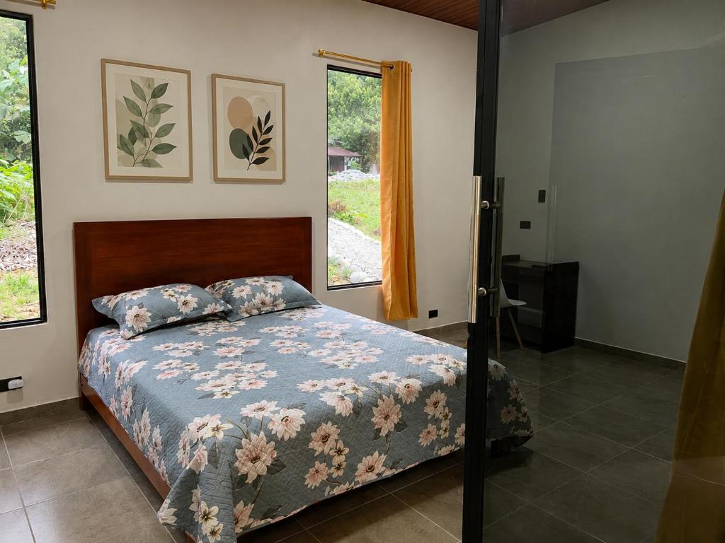 a bedroom with a bed with a blue comforter at Casa de Ale in Tena