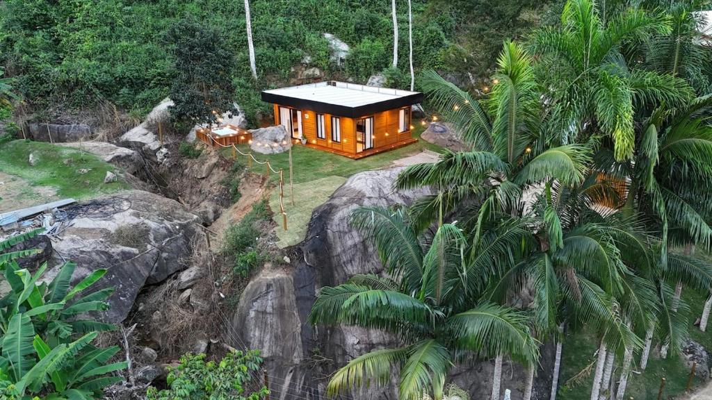 a small house on top of some rocks at Chalé das Pedras - Domingos Martins in Domingos Martins