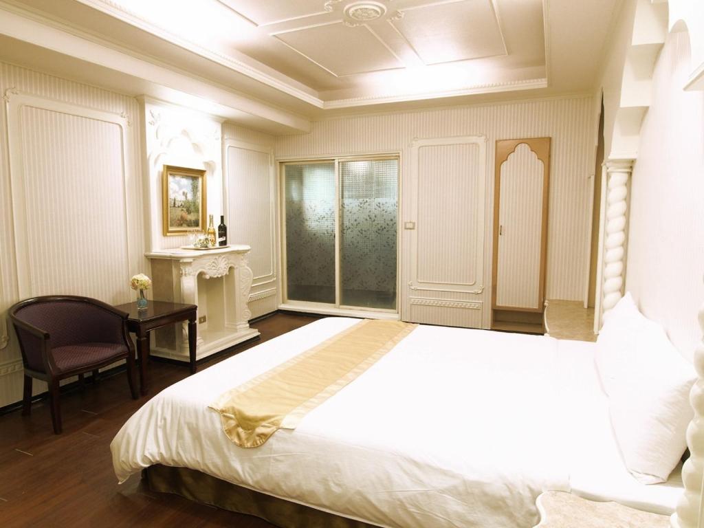 台南的住宿－一品沅商旅，一间卧室配有一张床、一张书桌和一个窗户。