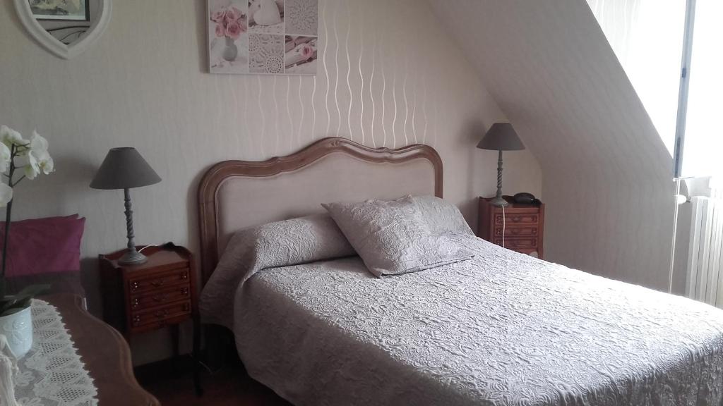 セネにあるChambres d'Hôtes Ty Mezadのベッドルーム1室(ベッド1台付)、2泊分のスタンド(ランプ付)