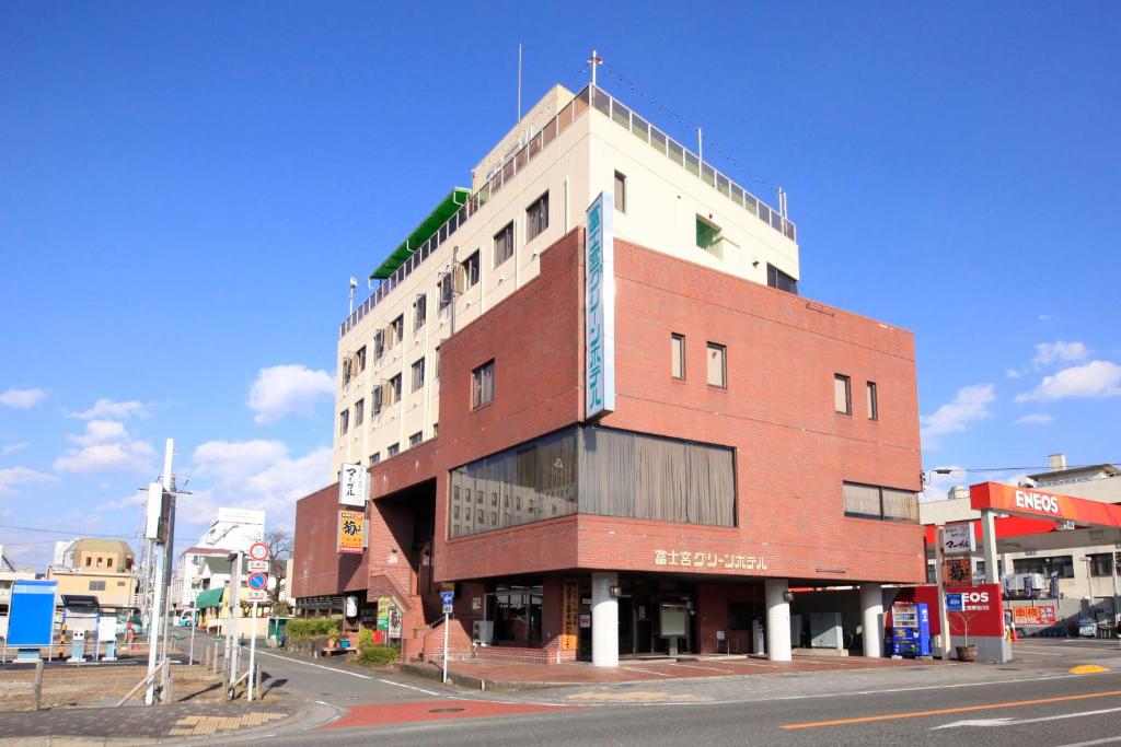 un edificio de ladrillo rojo con una cruz encima en Fujinomiya Green Hotel, en Fujinomiya