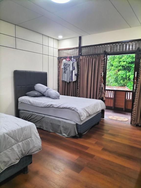 a bedroom with two beds and a window at Pong Elak 'Guest House in Rantepao