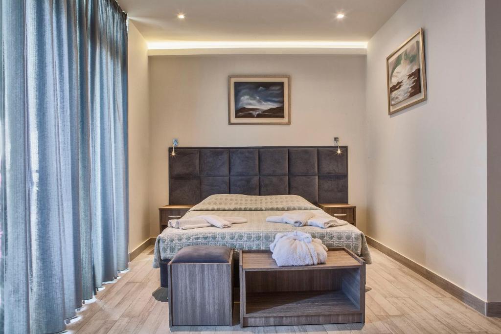 Postel nebo postele na pokoji v ubytování Mari Hotel & Maisonettes