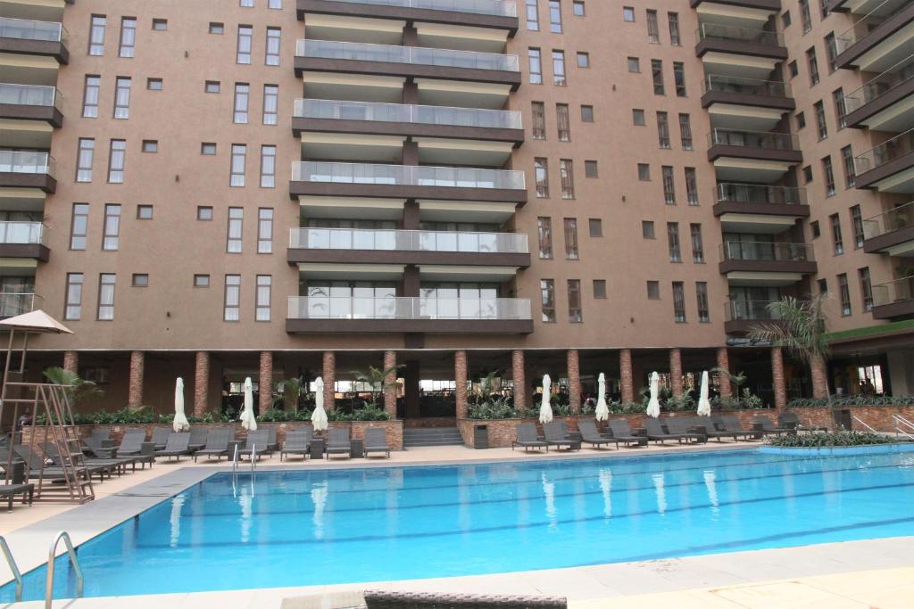 Speke Apartments Wampewoの敷地内または近くにあるプール