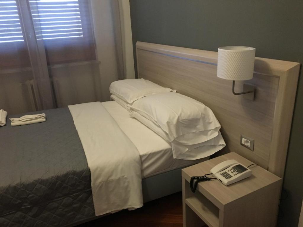 Postel nebo postele na pokoji v ubytování Twelve Hotel