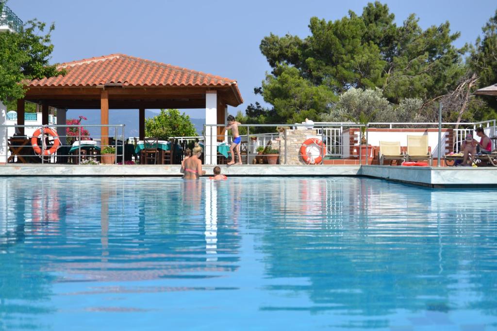 Piscina a Mykali Hotel o a prop