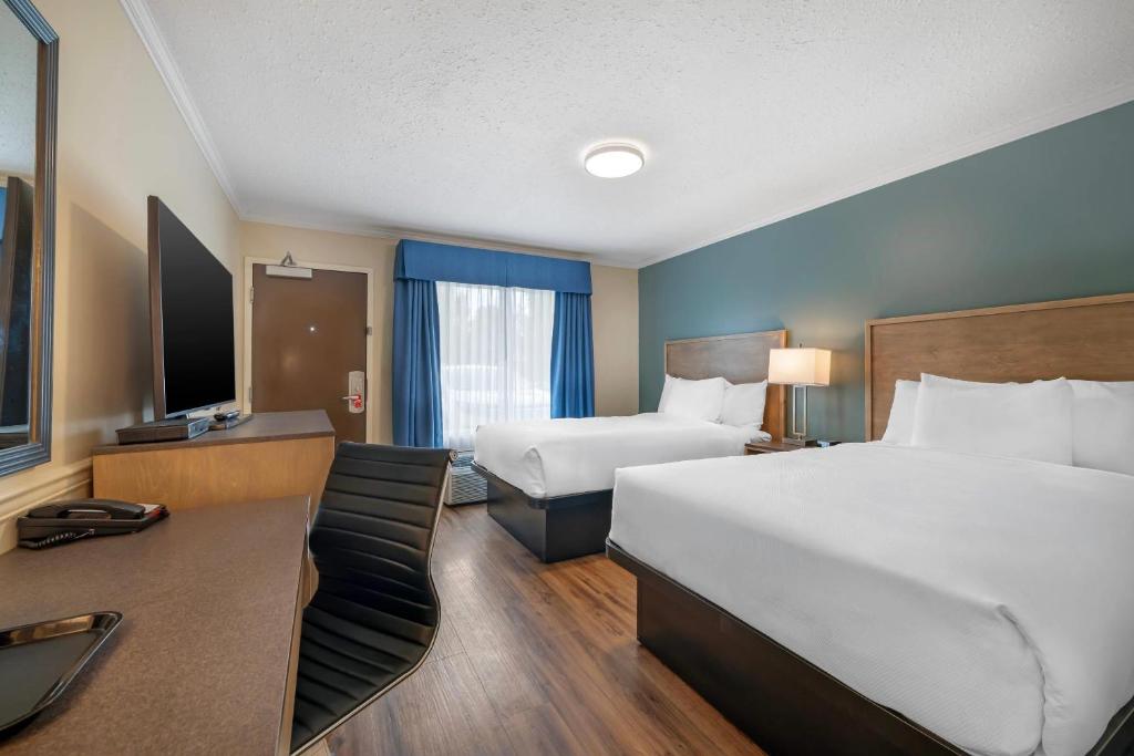 a hotel room with a bed and a desk at Econo Lodge Inn & Suites in Kelowna