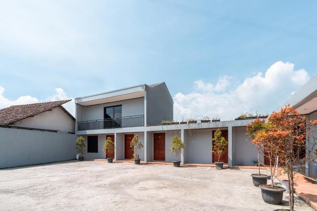 an exterior view of a house with a courtyard at Villa Malakai By ARBA in Palayangan