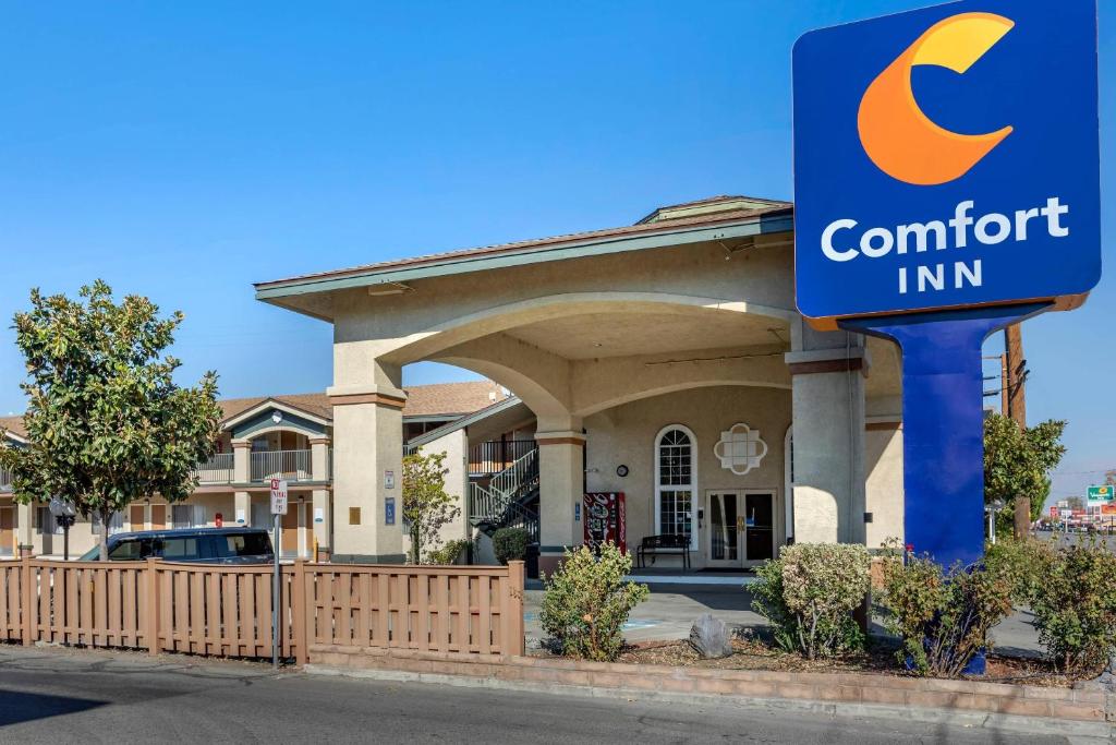 a comfort inn sign in front of a building at Comfort Inn Bishop in Bishop