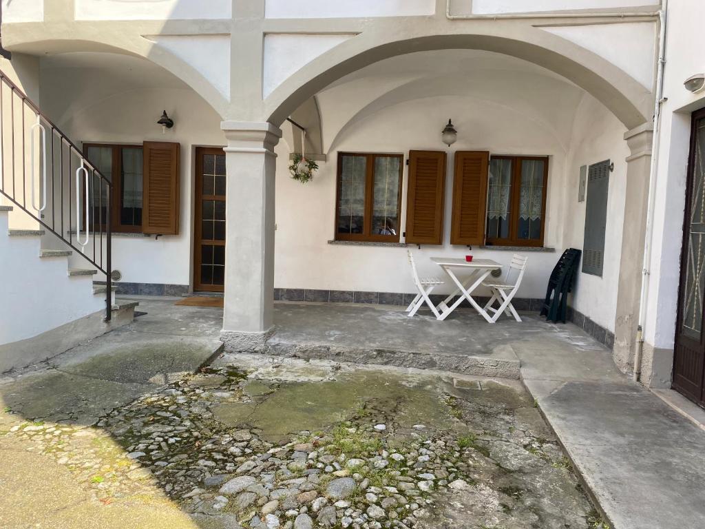 a courtyard of a house with a table and chairs at Lacasadeitati in Lecco