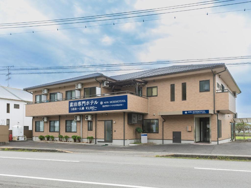 a building on the side of a street at Hotel Morimotoya 板野店 in Kamiita