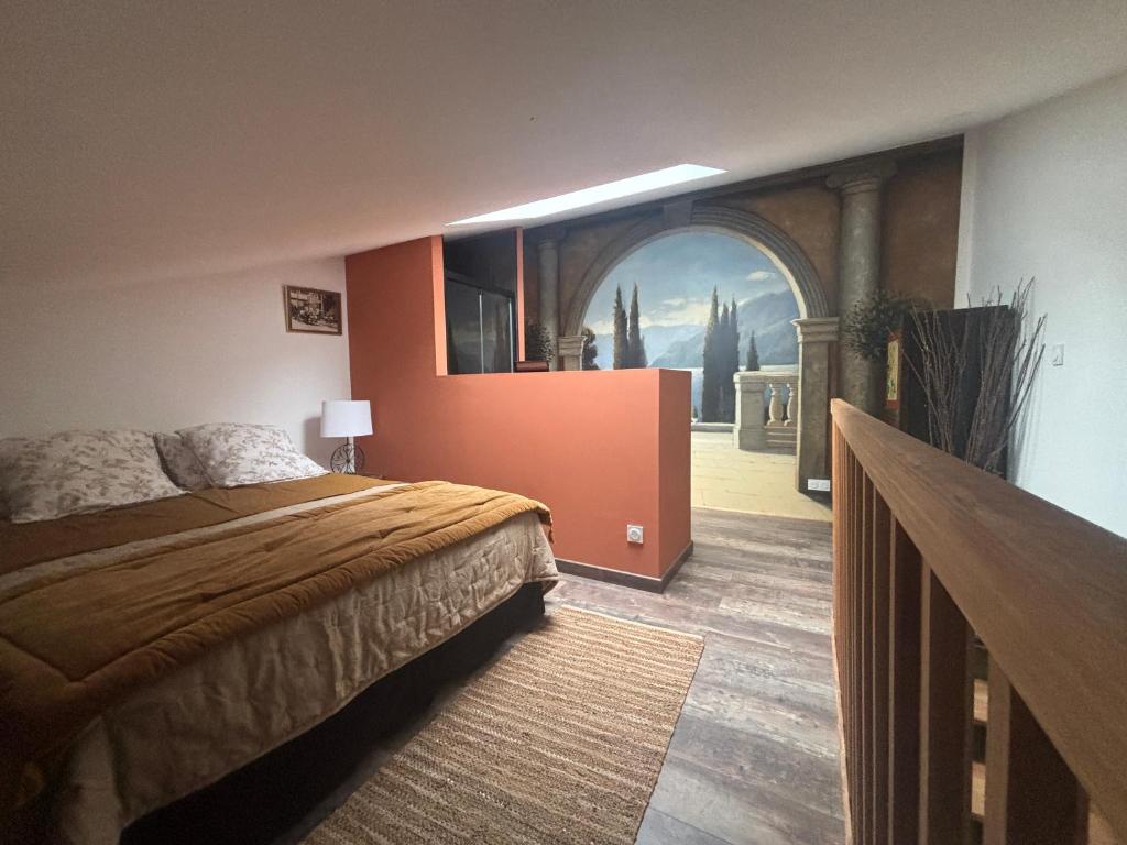 a bedroom with a bed and a painting on the wall at Gîte casa cosy in Salies-de-Béarn