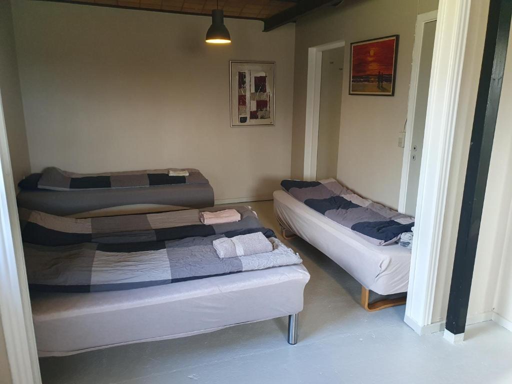 a room with two beds in a room at Nordborg Apartment Hejnsvi in Hejnsvig