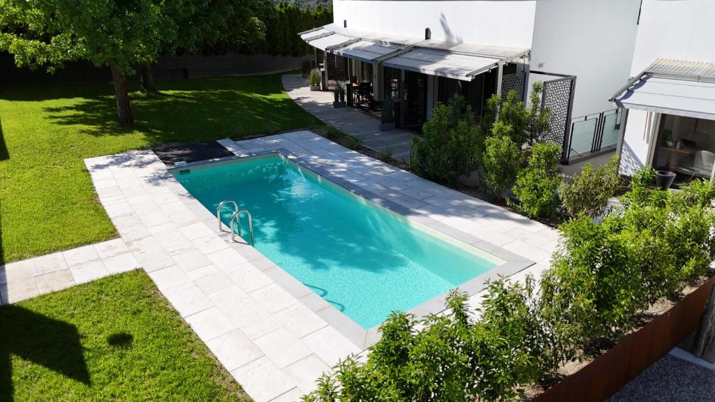 an overhead view of a swimming pool in a yard at Maritsch I Apartments in Naturno