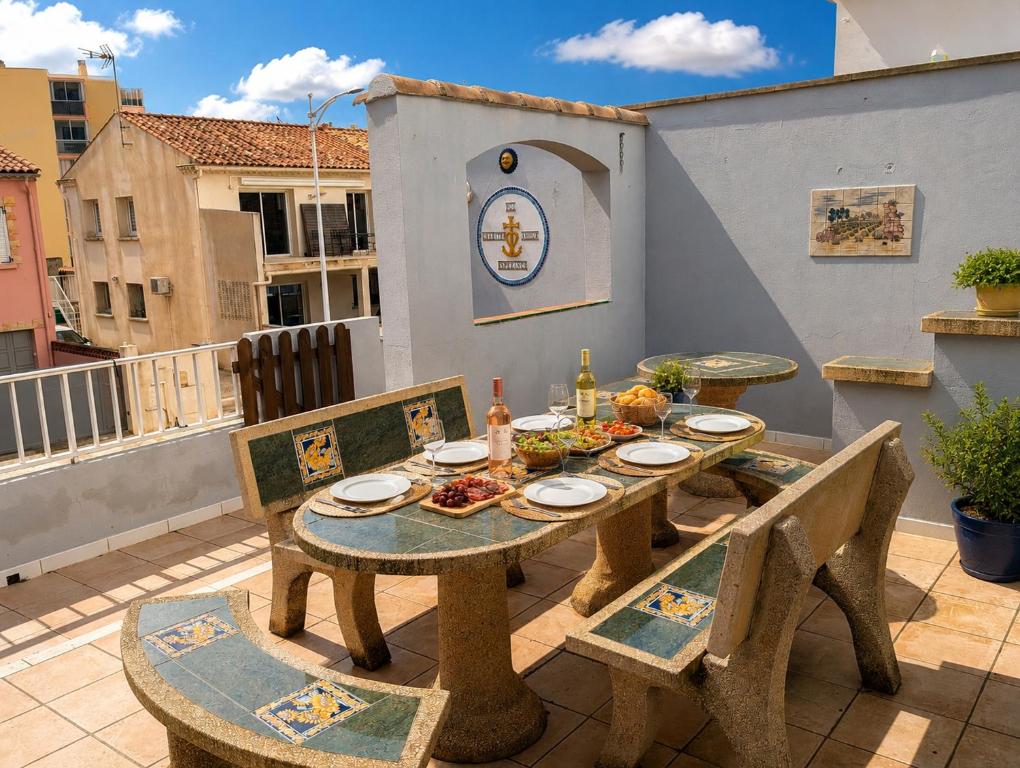 a table and chairs sitting on a patio at Sol-Y-Days Avenue Camargue, grande maison proche centre et mer in Le Grau-du-Roi