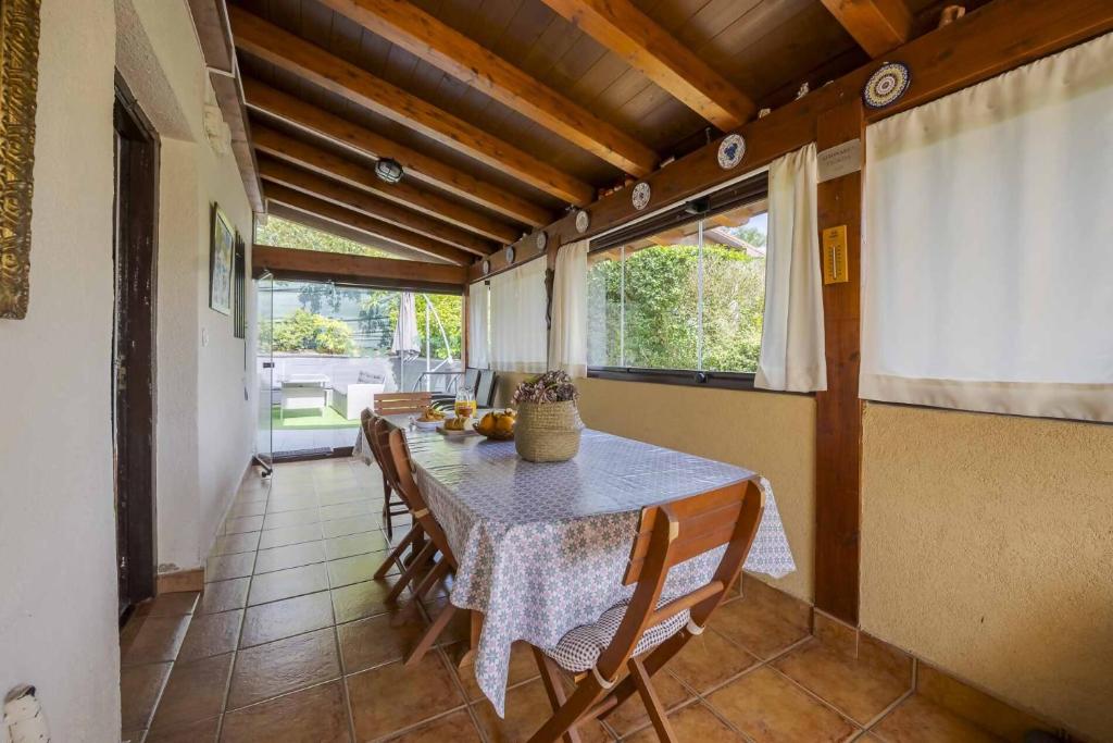 a dining room with a table and chairs and a window at Casa Familiar Etxabe-Enea in Lasarte