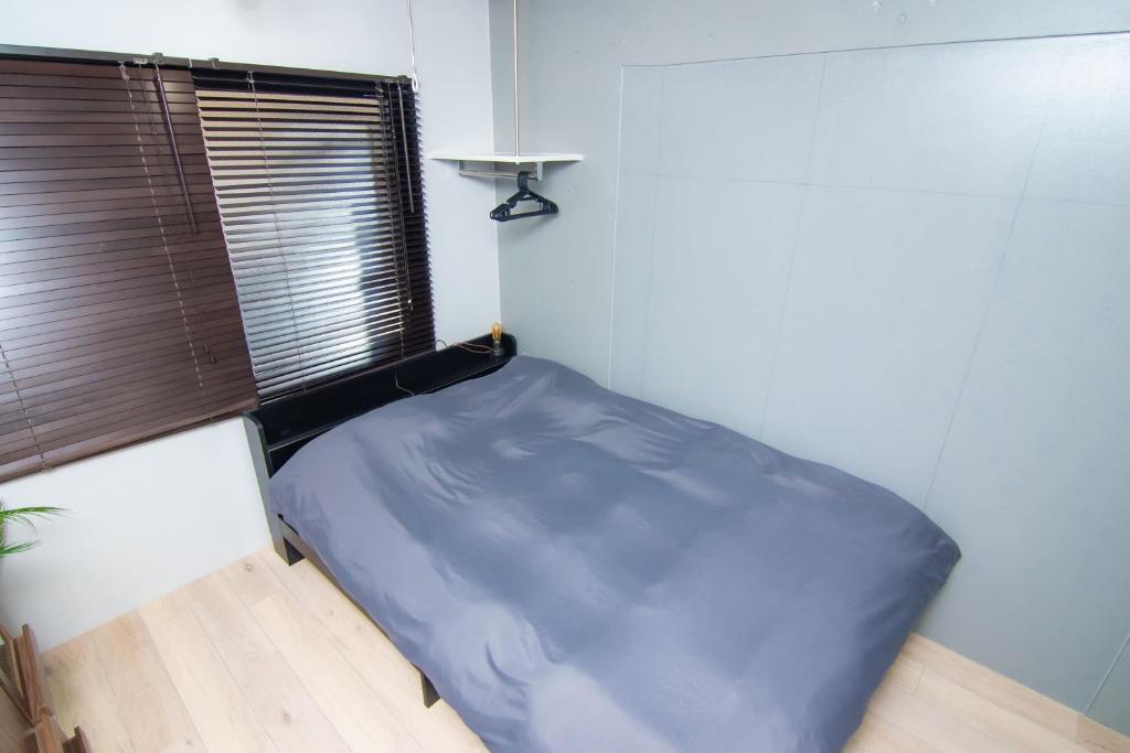 H.W.HILLS.103 - 