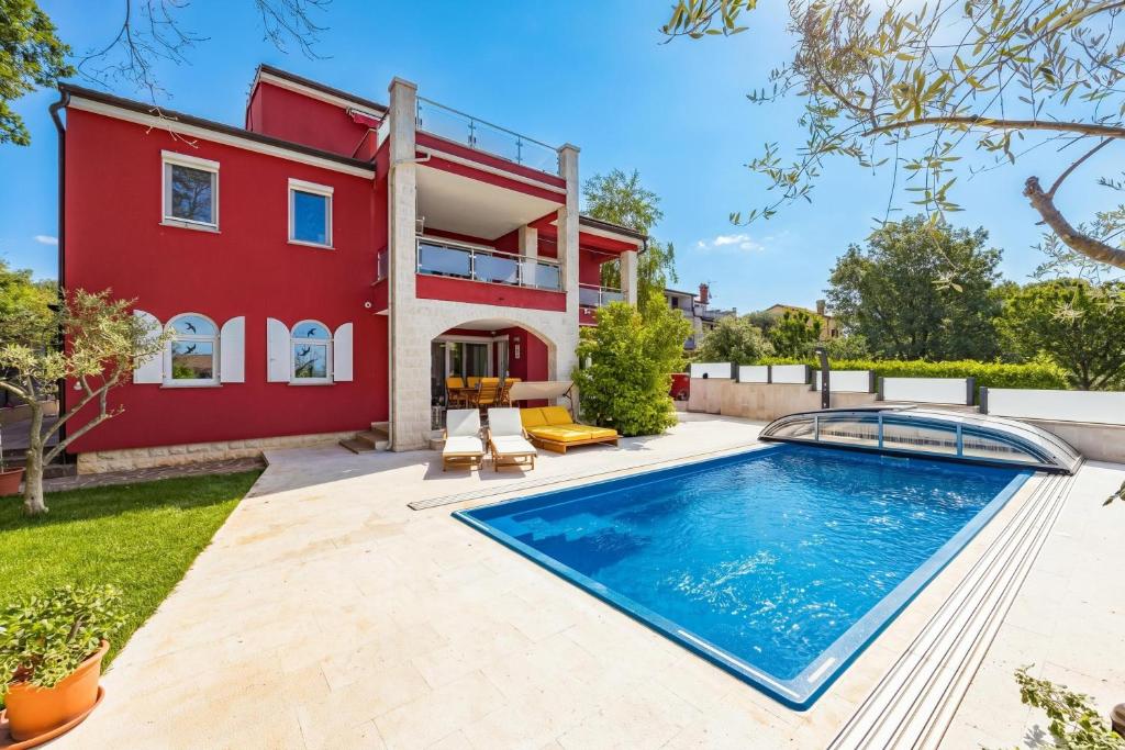 Apartment Ayni With Private Pool - Happy Rentals